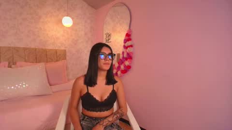 lovely_julls online show from February 2026 05:49:02 PM