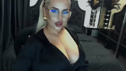 Snapshot of lovelyblondyxxx chatting on June 2026 10:19:02 PM PrAllinXXXa online show from June 2026 10:19:02 PM