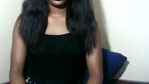 lovelylarra online show from November 2025 08:47:01 AM