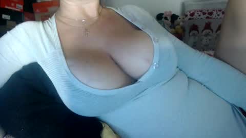 lovelywoman22 online show from December 2024 04:26:01 PM