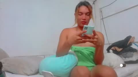 Snapshot of lovemarie120398 chatting on July 2026 06:06:01 AM lovemarie120398 online show from July 2026 06:06:01 AM