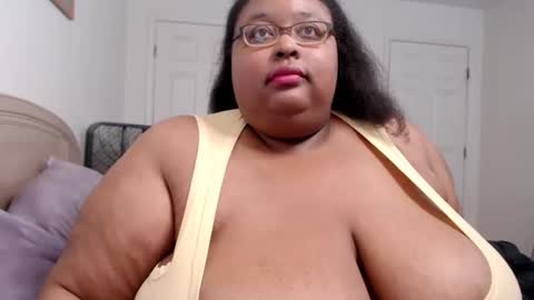 Snapshot of loves_aura chatting on October 2025 12:18:01 AM Alyson online show from October 2025 12:18:01 AM