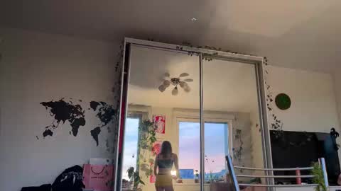 lovesstation online show from October 2025 02:40:01 PM