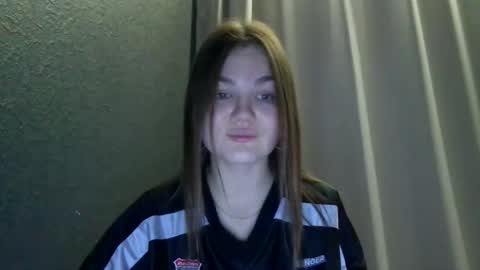 Snapshot of loviesimone chatting on December 2025 09:52:01 PM loviesimone online show from December 2025 09:52:01 PM