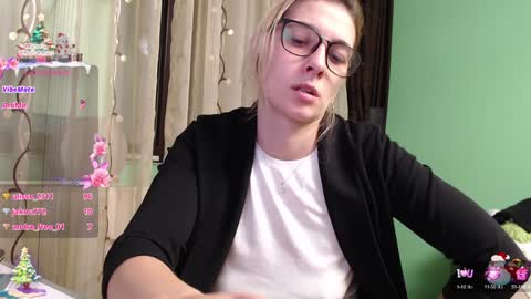 Snapshot of lovingfeetheels chatting on December 2024 10:24:02 AM Antonia online show from December 2024 10:24:02 AM