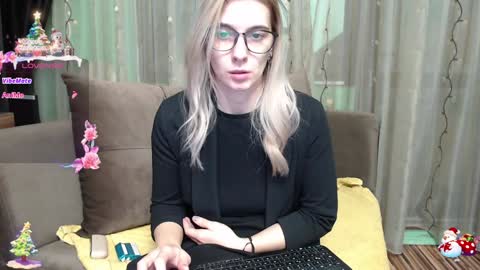 Snapshot of lovingfeetheels chatting on December 2024 06:53:02 AM Antonia online show from December 2024 06:53:02 AM