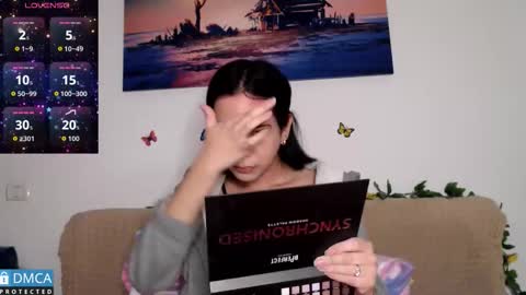 luara_ online show from December 2025 12:35:02 PM