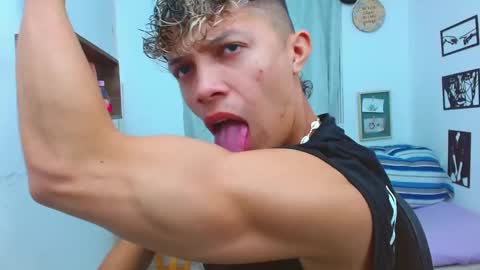 Lucas Luxx online show from October 2025 02:05:02 PM