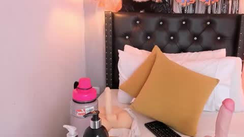 Lucia online show from October 2025 07:18:01 PM