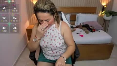 Snapshot of luciana_ballesteros chatting on June 2026 12:20:02 PM Luciana online show from June 2026 12:20:02 PM