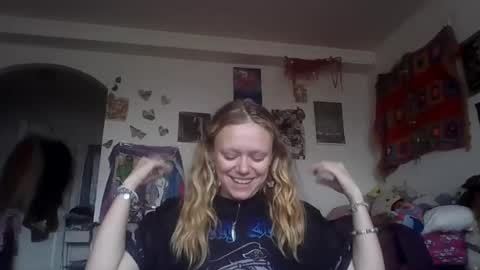 Snapshot of lucylovesflowers chatting on July 2026 08:23:02 PM lucylovesflowers online show from July 2026 08:23:02 PM