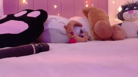 Snapshot of lucyy_peach chatting on April 2026 01:43:01 AM LUCYY FROM HOME online show from April 2026 01:43:01 AM