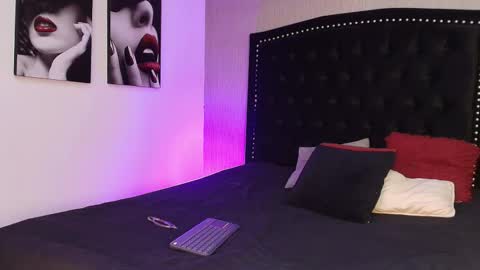 Luna And Titan  online show from November 2025 12:47:01 PM