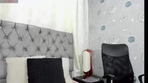 Luna Eva online show from November 2025 01:43:01 PM