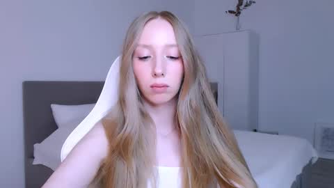 Luna online show from November 2025 09:03:02 PM