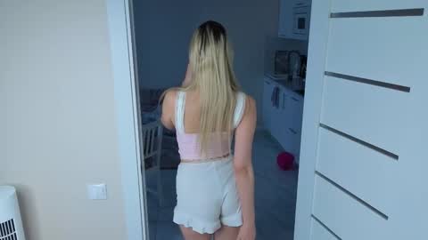 Snapshot of luna_licks chatting on November 2025 10:59:01 AM Olivia online show from November 2025 10:59:01 AM