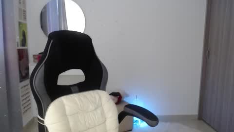 Luna online show from October 2025 07:45:02 PM