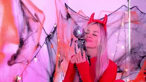 Luna Marquez online show from October 2025 10:04:01 PM