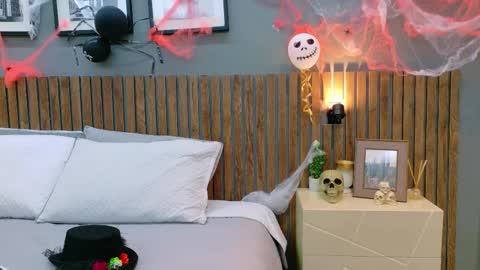 LUNA  online show from October 2025 01:02:02 PM