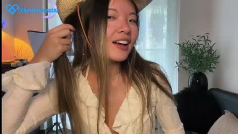 Snapshot of lunalovesuuuuu chatting on April 2026 01:34:02 AM Luna online show from April 2026 01:34:02 AM