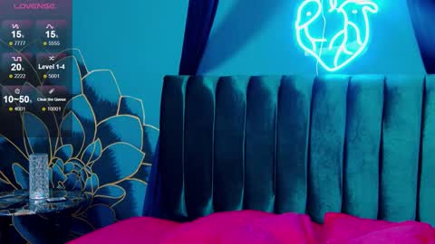 Luna online show from November 2025 07:35:01 PM