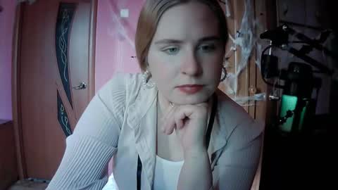 lunamystique_ online show from November 2025 09:53:01 AM