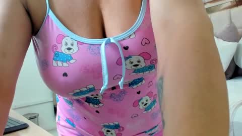 Snapshot of lunanievess chatting on April 2026 04:50:02 AM Luna Nieves online show from April 2026 04:50:02 AM