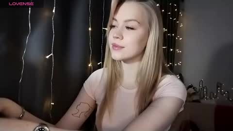 lunapeony online show from December 2025 05:57:01 AM