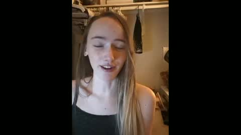 lunapixie2020 online show from January 2025 10:39:01 AM