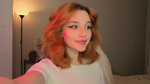 Snapshot of lunatale chatting on April 2026 10:18:02 AM Kate online show from April 2026 10:18:02 AM