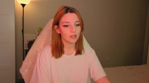 Snapshot of lunatale chatting on April 2026 04:02:02 PM Kate online show from April 2026 04:02:02 PM