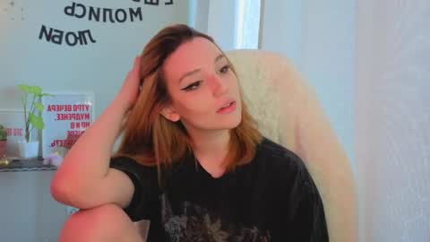 Snapshot of lunatale chatting on May 2026 10:10:02 AM Kate online show from May 2026 10:10:02 AM