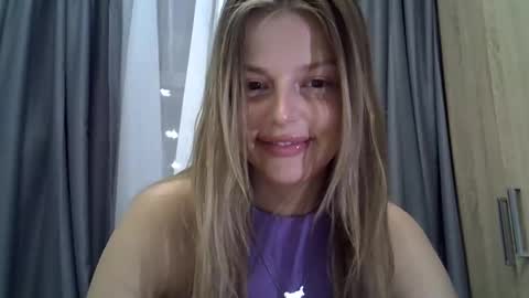 Luna  online show from September 2025 07:48:01 PM