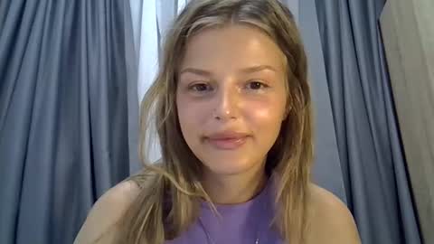 Luna  online show from September 2025 06:43:02 PM