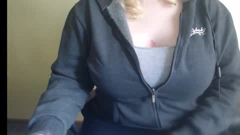 LunoviaXL online show from November 2025 01:02:01 PM