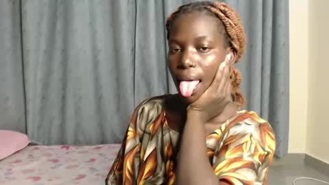 luo_queen online show from December 2025 05:42:02 PM