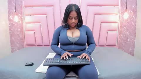 Snapshot of luu_adams chatting on May 2026 08:40:02 PM Luu online show from May 2026 08:40:02 PM