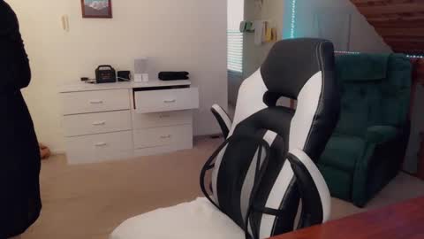 Snapshot of luvs2bbritney chatting on September 2025 06:40:01 PM Britney online show from September 2025 06:40:01 PM