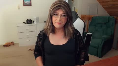 Snapshot of luvs2bbritney chatting on September 2025 06:19:02 PM Britney online show from September 2025 06:19:02 PM