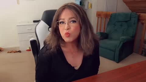 Snapshot of luvs2bbritney chatting on September 2025 07:41:02 PM Britney online show from September 2025 07:41:02 PM