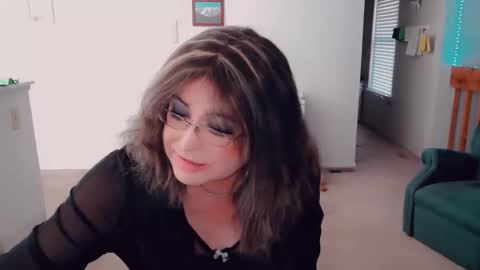 Snapshot of luvs2bbritney chatting on October 2025 07:23:01 PM Britney online show from October 2025 07:23:01 PM