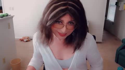 Snapshot of luvs2bbritney chatting on October 2025 06:26:02 PM Britney online show from October 2025 06:26:02 PM