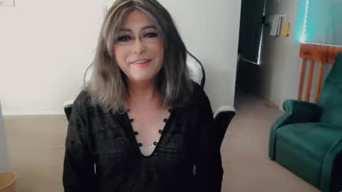 Snapshot of luvs2bbritney chatting on October 2025 05:14:01 PM Britney online show from October 2025 05:14:01 PM