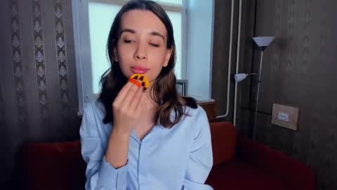 Eliza online show from November 2025 11:31:02 AM