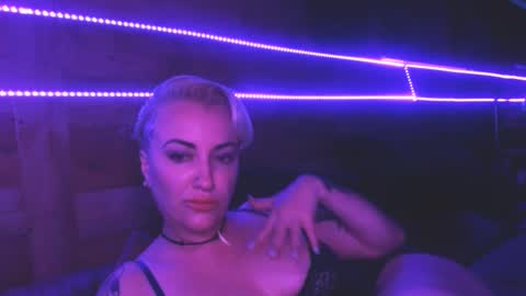 Snapshot of luxloverslive chatting on October 2025 07:05:02 AM Lux Lovers Live online show from October 2025 07:05:02 AM