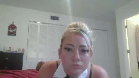 Snapshot of luxuriousbunny chatting on October 2025 03:43:02 AM luxuriousbunny online show from October 2025 03:43:02 AM