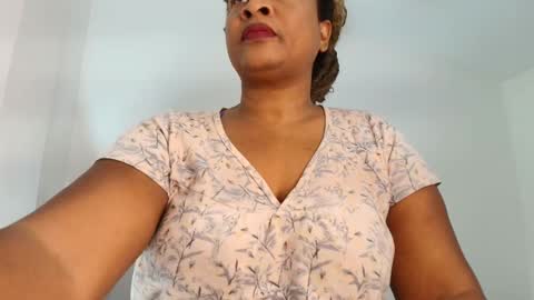 Snapshot of luxy_benet chatting on March 2026 09:24:02 AM Big Benet online show from March 2026 09:24:02 AM