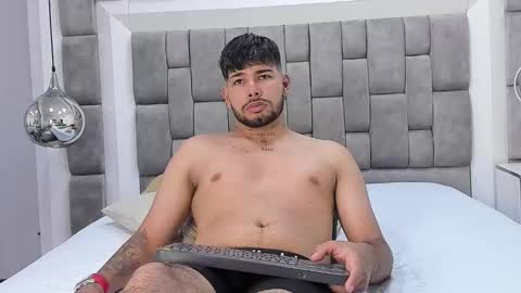 lyam_saenz online show from November 2025 09:59:01 PM