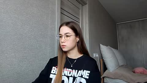 Mia online show from December 2025 04:09:01 AM