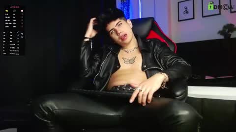 Snapshot of lylebennett_ chatting on May 2026 08:03:01 PM Lyle Bennett Freelance Model online show from May 2026 08:03:01 PM